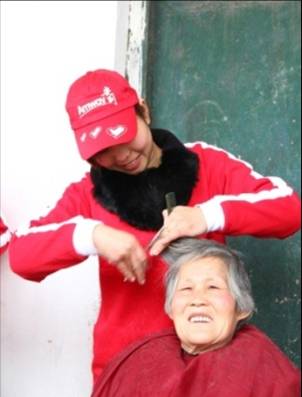 南阳:举行安利志愿者冬日暖阳进社区活动