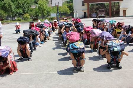 安利公益基金会校园自护教育活动走进恩施金茂