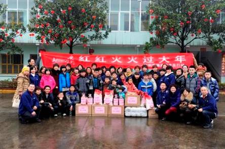 常德:安利志愿者带孩子到敬老院过年