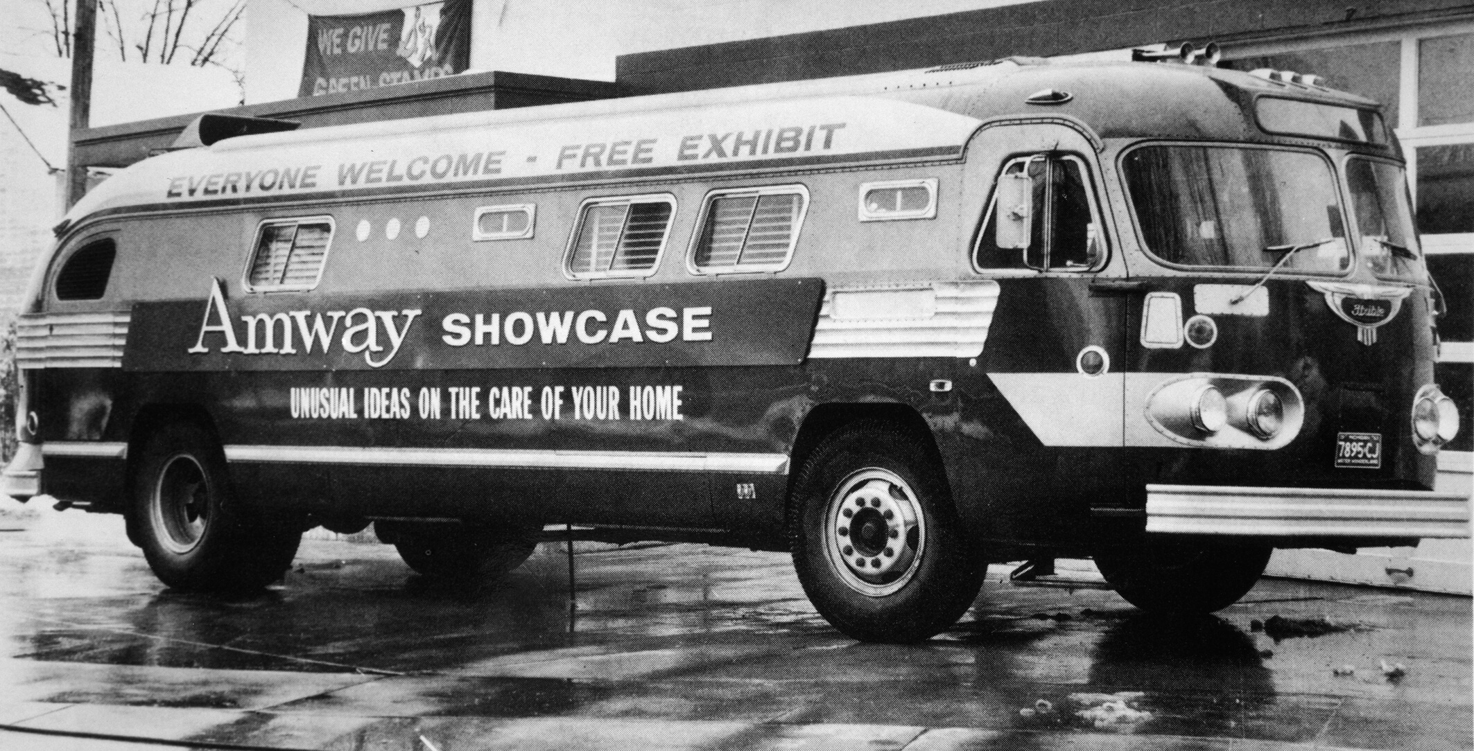 1963年，安利公司拥有了第一台展销车