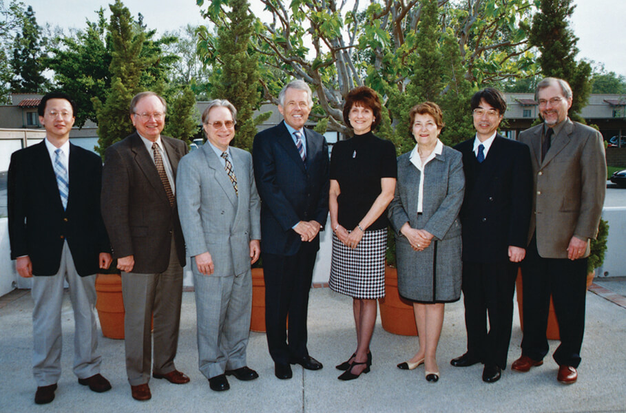 2004年，纽崔莱营养与健康研究中心科学顾问委员会合影