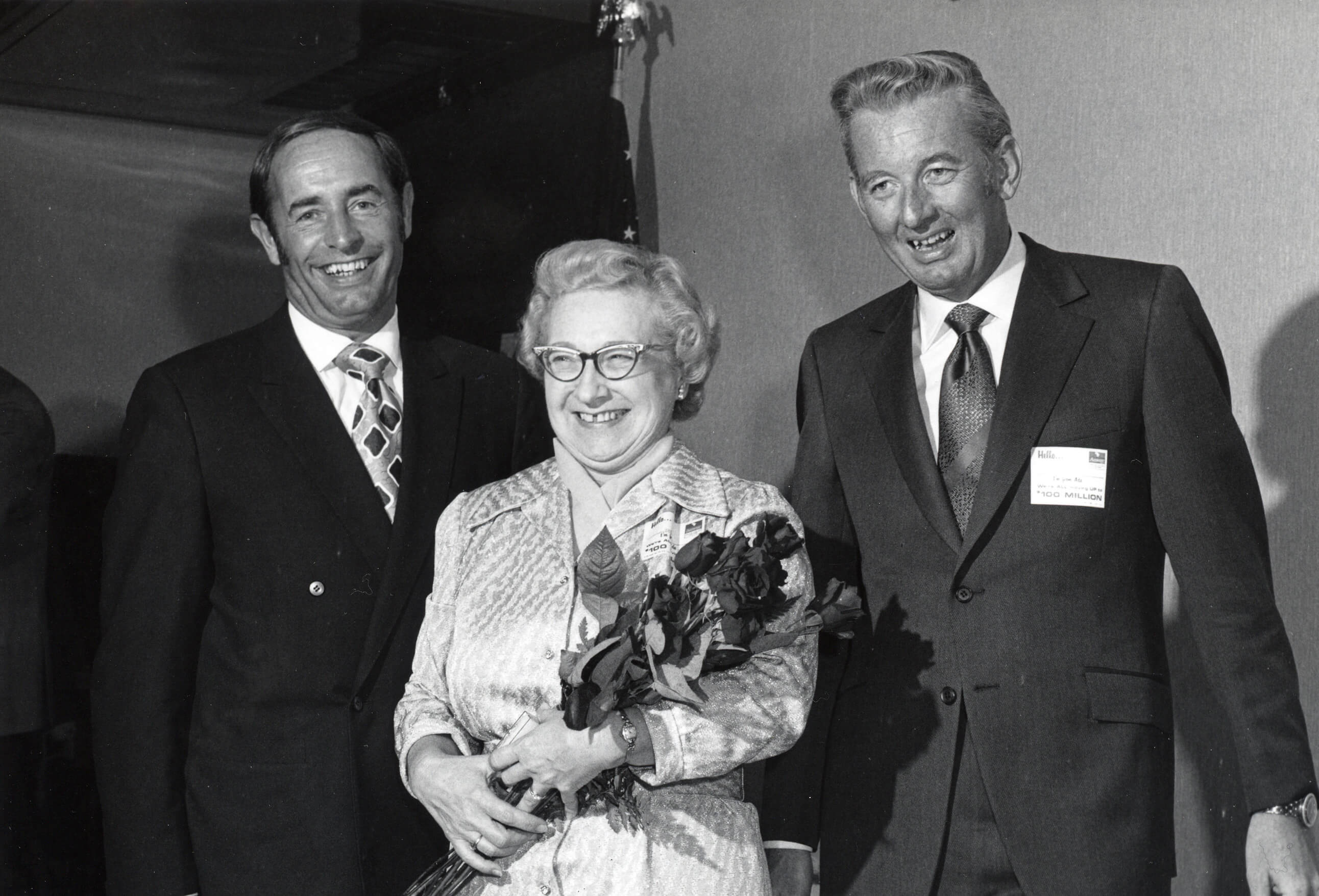 理查·狄维士和杰·温安洛与他们的第一位全职员工合影