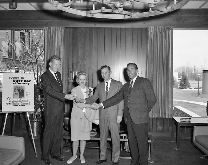 1964年，第一批钻石级营销人员杰理·杜特和艾琳·杜特受到理查·狄维士和杰·温安洛的接见